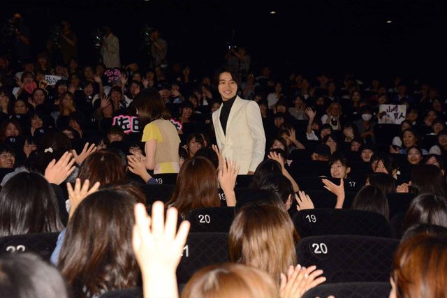 山崎賢人＆二階堂ふみ、最後の舞台あいさつで互いに言葉送る…映画『オオカミ少女と黒王子』大ヒット御礼舞台あいさつフォトギャラリー（14枚目）