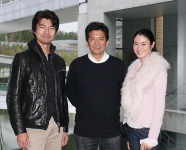 左から、仲村トオル、森田芳光監督、小雪