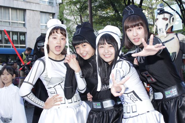 けみお君もジェダイに！　川崎駅前にスター・ウォーズコスプレファン100名が集結　画像ギャラリー（2枚目）