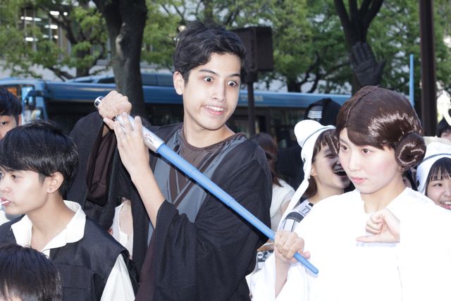 けみお君もジェダイに！　川崎駅前にスター・ウォーズコスプレファン100名が集結　画像ギャラリー（3枚目）