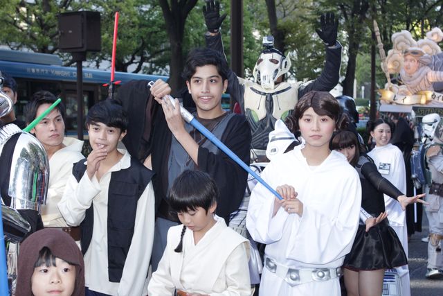 けみお君もジェダイに！　川崎駅前にスター・ウォーズコスプレファン100名が集結　画像ギャラリー（4枚目）