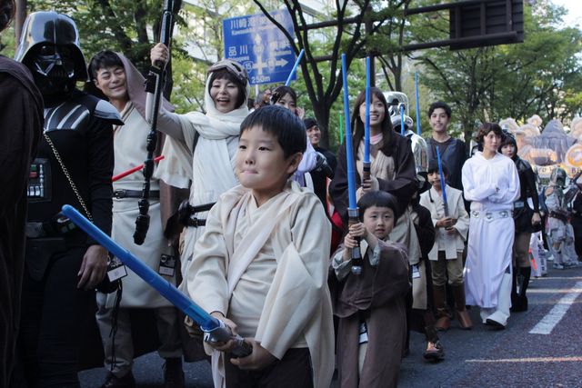 けみお君もジェダイに！　川崎駅前にスター・ウォーズコスプレファン100名が集結　画像ギャラリー（5枚目）