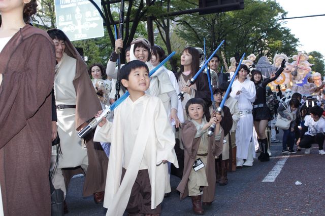けみお君もジェダイに！　川崎駅前にスター・ウォーズコスプレファン100名が集結　画像ギャラリー（6枚目）