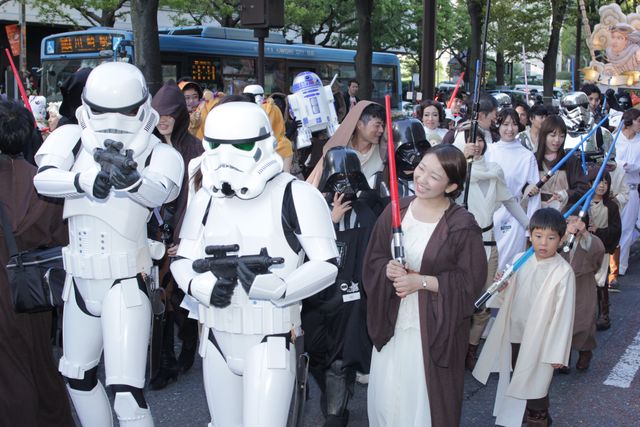 けみお君もジェダイに！　川崎駅前にスター・ウォーズコスプレファン100名が集結　画像ギャラリー（7枚目）
