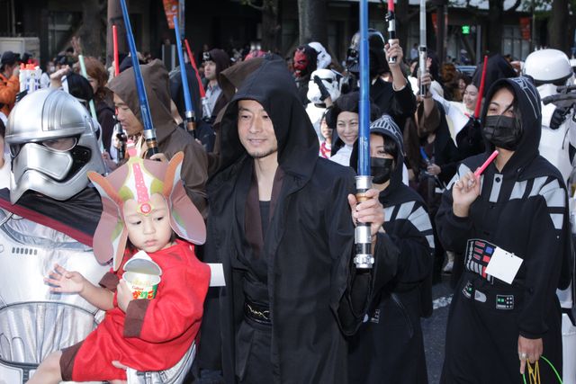 けみお君もジェダイに！　川崎駅前にスター・ウォーズコスプレファン100名が集結　画像ギャラリー（8枚目）