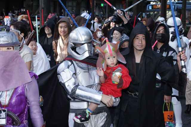 けみお君もジェダイに！　川崎駅前にスター・ウォーズコスプレファン100名が集結　画像ギャラリー（9枚目）