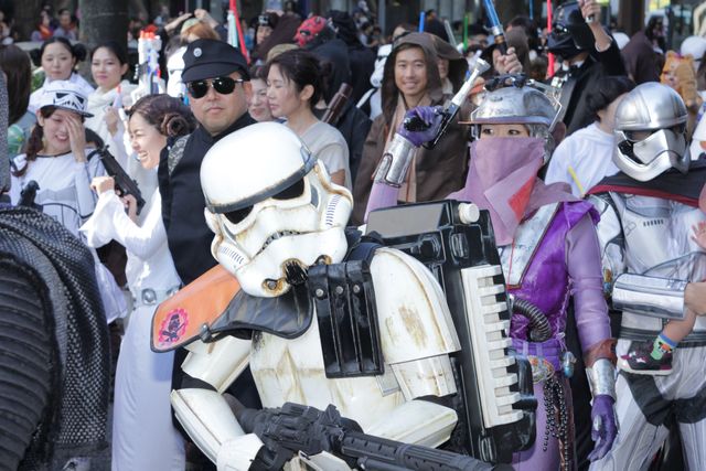 けみお君もジェダイに！　川崎駅前にスター・ウォーズコスプレファン100名が集結　画像ギャラリー（10枚目）