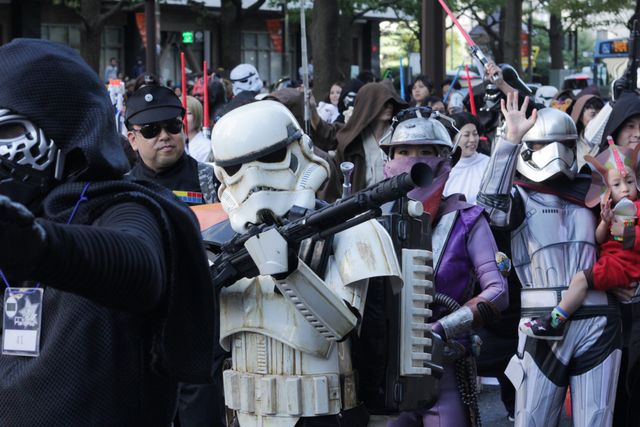 けみお君もジェダイに！　川崎駅前にスター・ウォーズコスプレファン100名が集結　画像ギャラリー（11枚目）