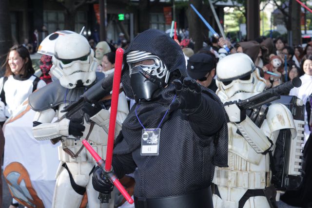 けみお君もジェダイに！　川崎駅前にスター・ウォーズコスプレファン100名が集結　画像ギャラリー（13枚目）