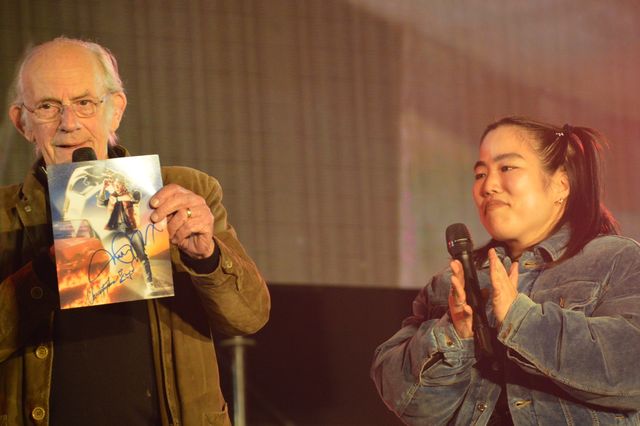 クリストファー・ロイド、渡米するゆりやんレトリィバァに『BTTF』サイン入りポスターをプレゼント！：フォトギャラリー