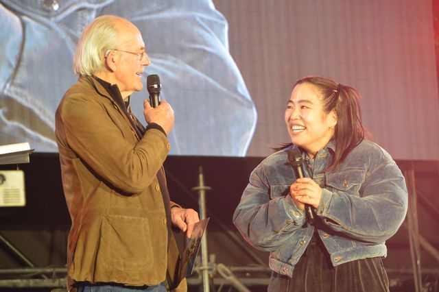 クリストファー・ロイド、渡米するゆりやんレトリィバァに『BTTF』サイン入りポスターをプレゼント！（2枚目）