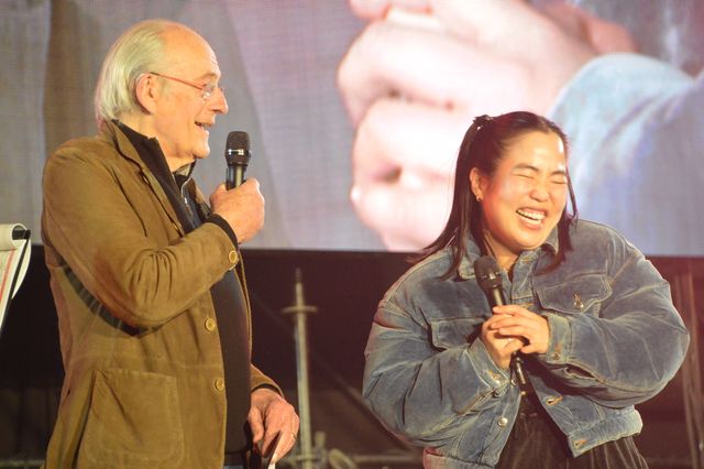 クリストファー・ロイド、渡米するゆりやんレトリィバァに『BTTF』サイン入りポスターをプレゼント！（3枚目）