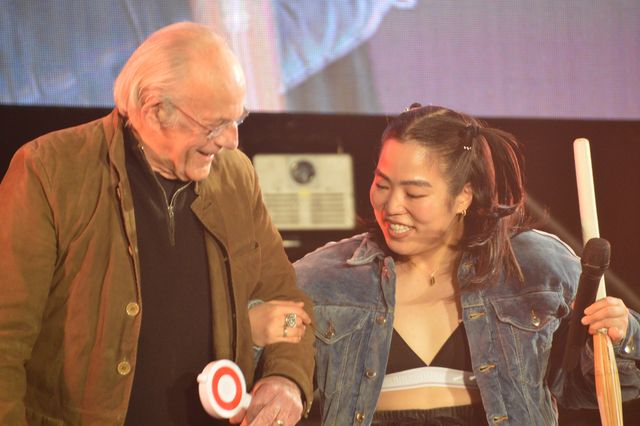 クリストファー・ロイド、渡米するゆりやんレトリィバァに『BTTF』サイン入りポスターをプレゼント！（5枚目）