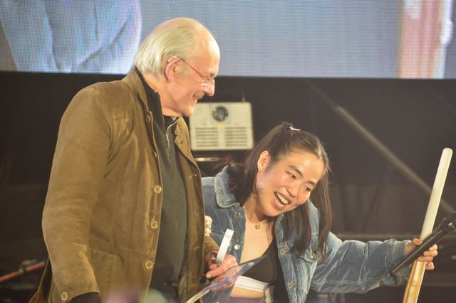 クリストファー・ロイド、渡米するゆりやんレトリィバァに『BTTF』サイン入りポスターをプレゼント！（6枚目）