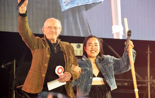 クリストファー・ロイド、渡米するゆりやんレトリィバァに『BTTF』サイン入りポスターをプレゼント！（7枚目）