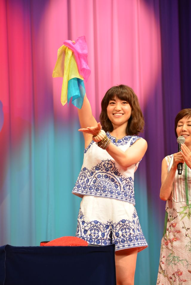 大島優子、華麗にマジックを披露！　子どもたちから大歓声！　画像ギャラリー（16枚目）