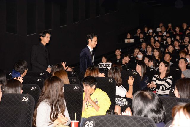 野村周平「おいで」とファンにハグ！映画『ミュージアム』初日舞台あいさつフォトギャラリー（30枚目）