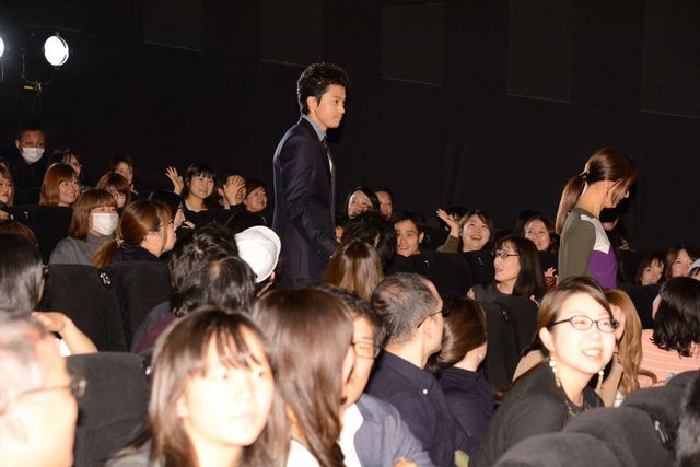 野村周平「おいで」とファンにハグ！映画『ミュージアム』初日舞台あいさつフォトギャラリー（37枚目）