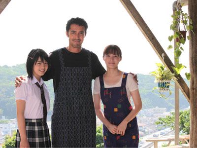 南の島・沖縄で絶賛撮影中！-左から桜庭ななみ、阿部寛、ミムラ