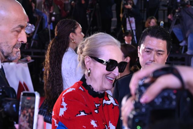 &TEAM・K、メリル・ストリープ＆アン・ハサウェイに花束贈呈！映画『プラダを着た悪魔2』来日イベント（4枚目）