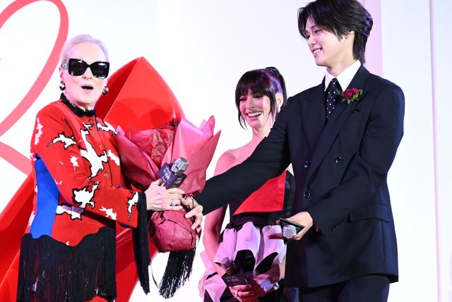&TEAM・K、メリル・ストリープ＆アン・ハサウェイに花束贈呈！映画『プラダを着た悪魔2』来日イベント（5枚目）