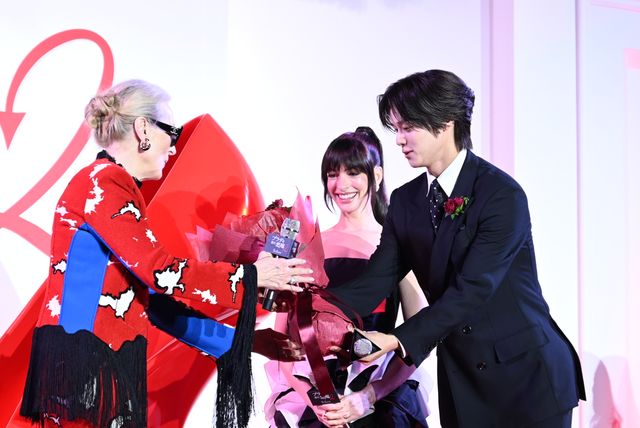 &TEAM・K、メリル・ストリープ＆アン・ハサウェイに花束贈呈！映画『プラダを着た悪魔2』来日イベント（16枚目）