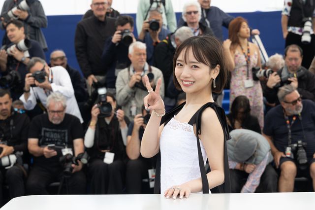 齊藤京子、美ドレスでカンヌ映画祭フォトコールに登場！海外のカメラマンを魅了：フォトギャラリー
