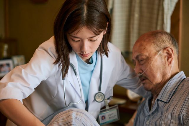 滝野役の小芝風花とがん患者・半田辰を演じる石橋蓮司