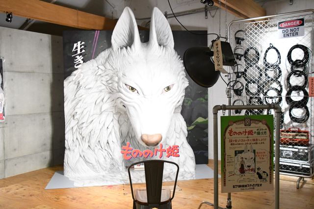 巨大ポスター風のフォトスポットも！「金曜ロードショーとジブリ展」会場の様子：フォトギャラリー