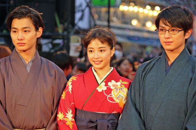 広瀬すず、野村周平、真剣佑らが袴姿で登場！映画『ちはやふる　－下の句－』公開記念「からくれなゐレッドカーペットアライバル」フォトギャラリー：フォトギャラリー