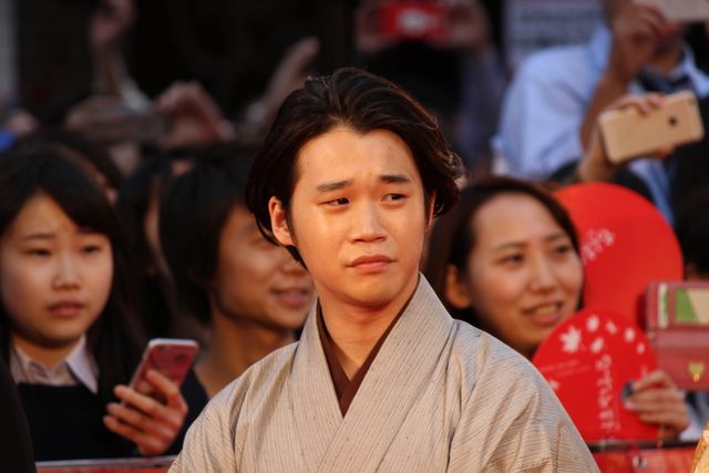 広瀬すず、野村周平、真剣佑らが袴姿で登場！映画『ちはやふる　－下の句－』公開記念「からくれなゐレッドカーペットアライバル」フォトギャラリー（16枚目）