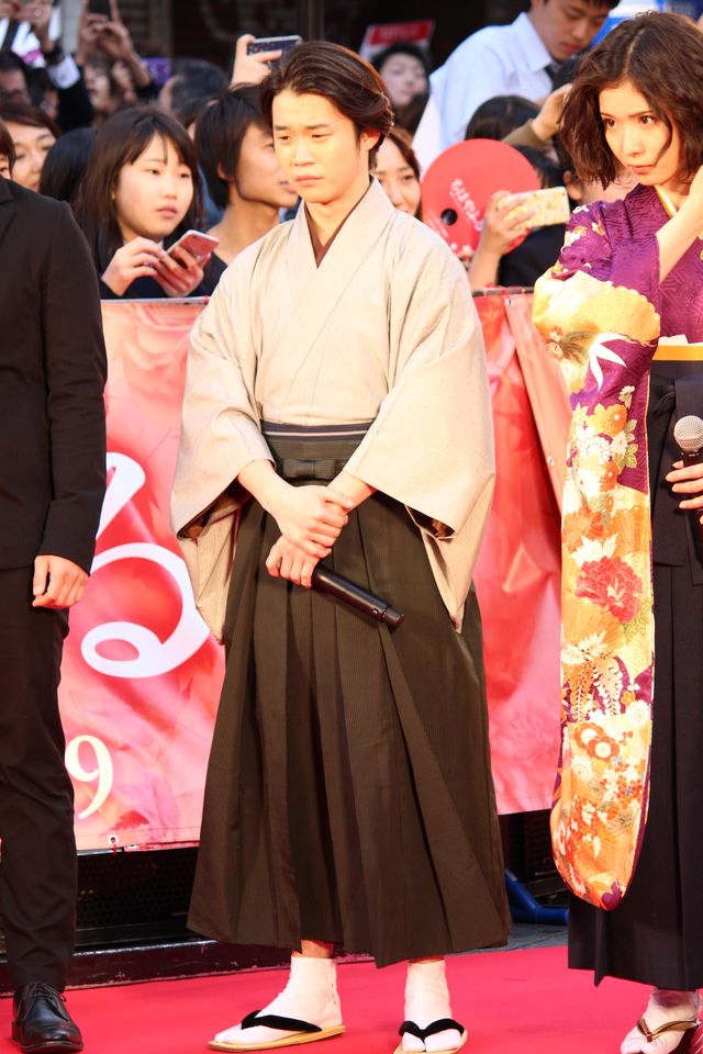 広瀬すず、野村周平、真剣佑らが袴姿で登場！映画『ちはやふる　－下の句－』公開記念「からくれなゐレッドカーペットアライバル」フォトギャラリー（18枚目）