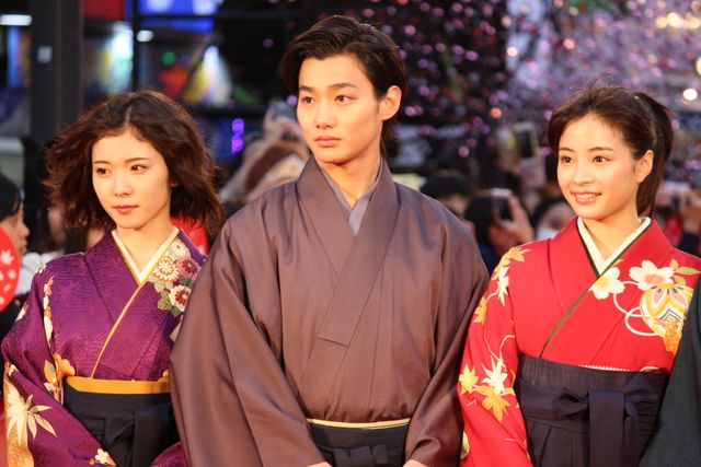 広瀬すず、野村周平、真剣佑らが袴姿で登場！映画『ちはやふる　－下の句－』公開記念「からくれなゐレッドカーペットアライバル」フォトギャラリー（21枚目）