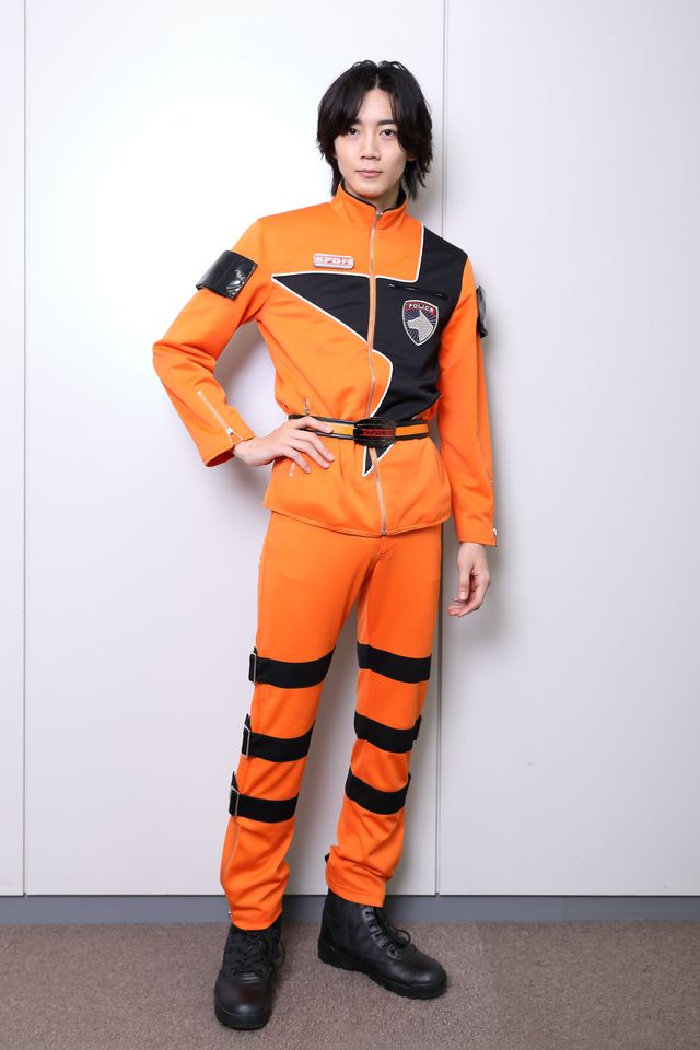 『デカレンジャー20th』長妻怜央、クールな決めポーズ＆無邪気な笑顔も！インタビュー撮り下ろしカット（2枚目）