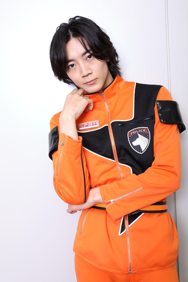 『デカレンジャー20th』長妻怜央、クールな決めポーズ＆無邪気な笑顔も！インタビュー撮り下ろしカット（3枚目）