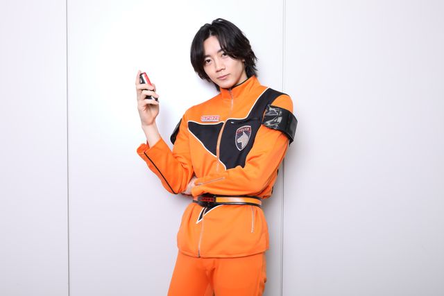 『デカレンジャー20th』長妻怜央、クールな決めポーズ＆無邪気な笑顔も！インタビュー撮り下ろしカット（4枚目）