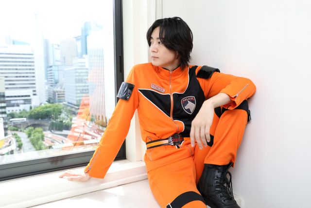 『デカレンジャー20th』長妻怜央、クールな決めポーズ＆無邪気な笑顔も！インタビュー撮り下ろしカット（5枚目）