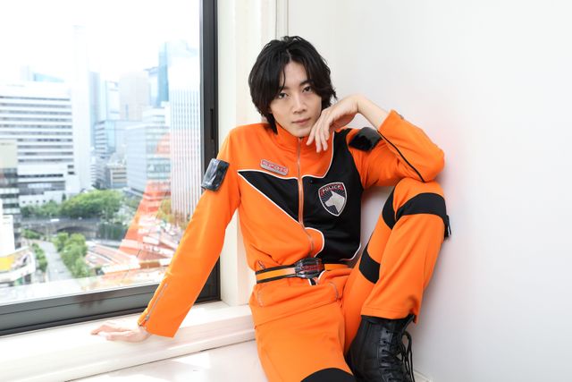 『デカレンジャー20th』長妻怜央、クールな決めポーズ＆無邪気な笑顔も！インタビュー撮り下ろしカット（6枚目）