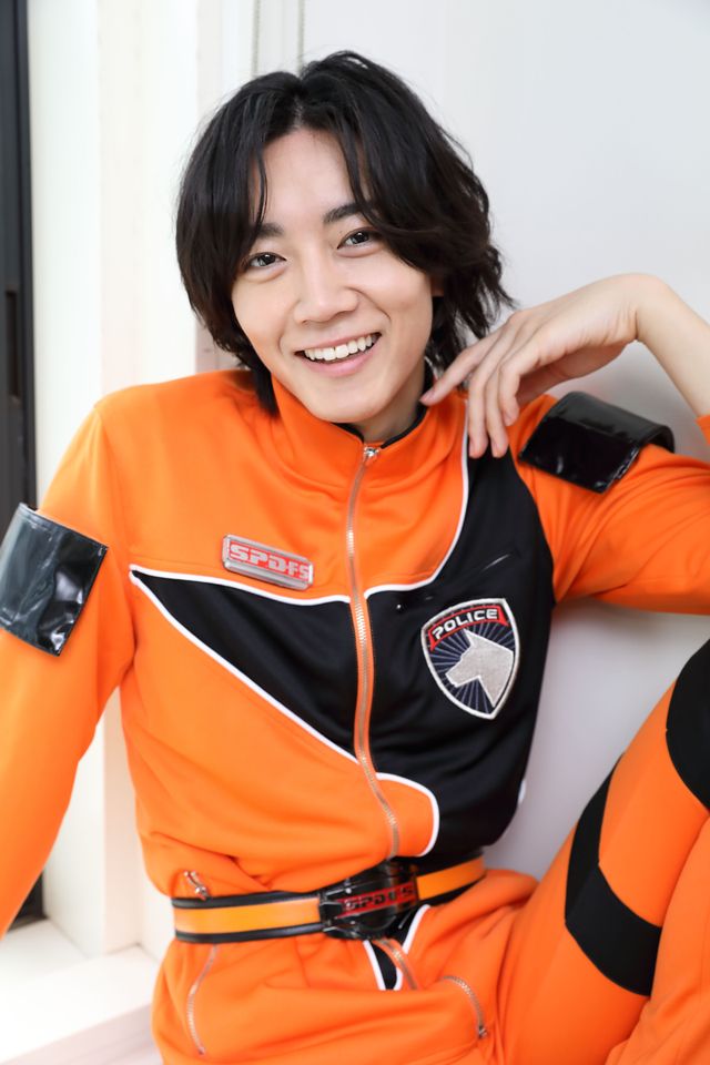 『デカレンジャー20th』長妻怜央、クールな決めポーズ＆無邪気な笑顔も！インタビュー撮り下ろしカット（8枚目）