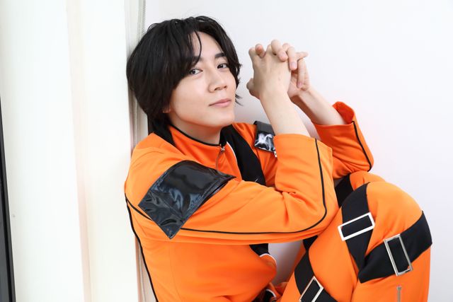 『デカレンジャー20th』長妻怜央、クールな決めポーズ＆無邪気な笑顔も！インタビュー撮り下ろしカット（9枚目）