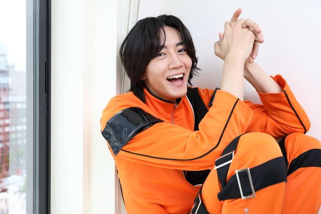 『デカレンジャー20th』長妻怜央、クールな決めポーズ＆無邪気な笑顔も！インタビュー撮り下ろしカット（10枚目）