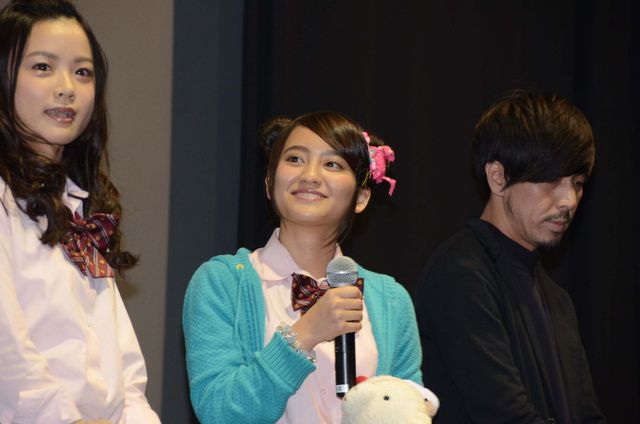 足立梨花、撮影現場では“ぼっちメシ”だった…映画『傷だらけの悪魔』初日舞台あいさつフォトギャラリー（4枚目）