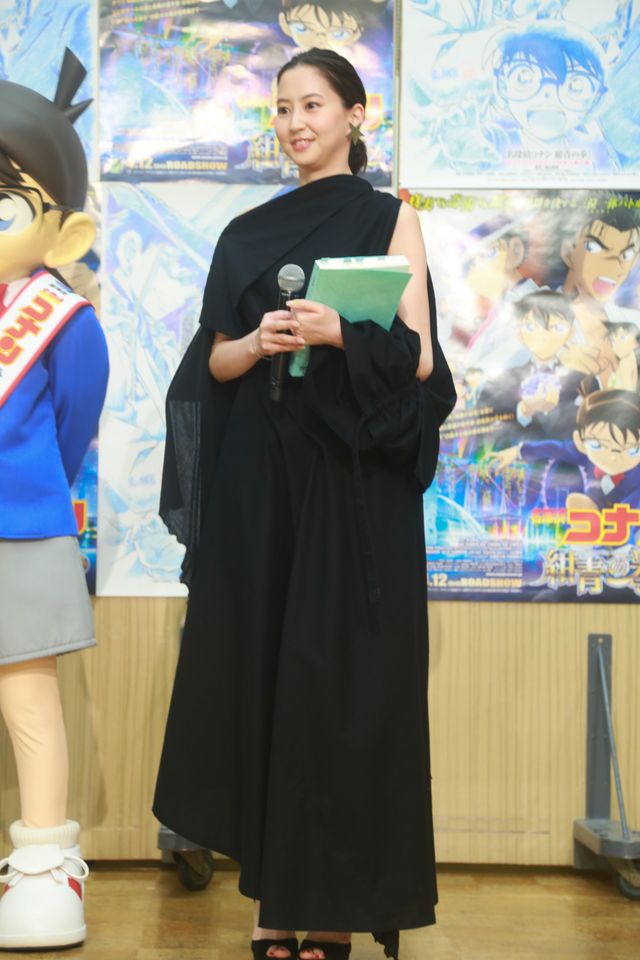 山崎育三郎＆河北麻友子、青山剛昌先生からの色紙に喜び！（3枚目）