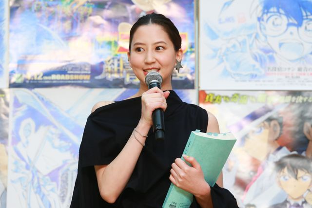 山崎育三郎＆河北麻友子、青山剛昌先生からの色紙に喜び！（5枚目）