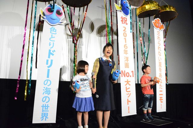 室井滋『ドリー』イベントに共演の子役と登場！『ファインディング・ドリー』大ヒット御礼舞台あいさつギャラリー（7枚目）