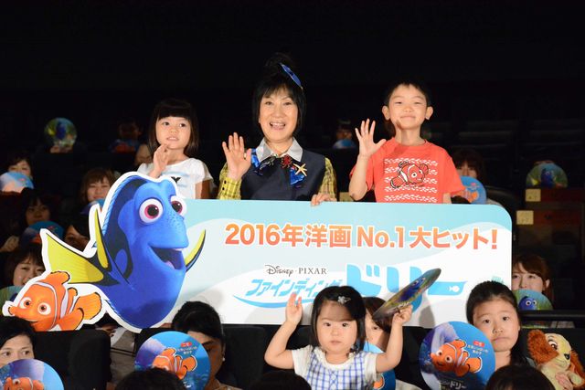 室井滋『ドリー』イベントに共演の子役と登場！『ファインディング・ドリー』大ヒット御礼舞台あいさつギャラリー（8枚目）