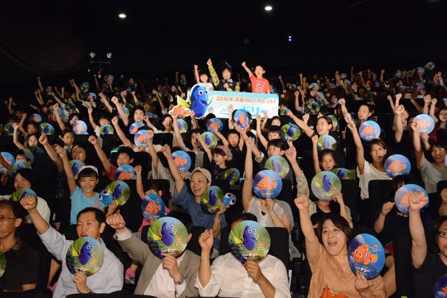 室井滋『ドリー』イベントに共演の子役と登場！『ファインディング・ドリー』大ヒット御礼舞台あいさつギャラリー（10枚目）