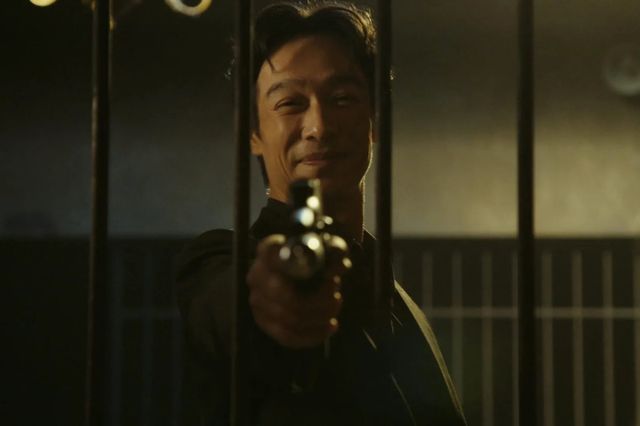 銃口の先には…? - 画像は第21話より