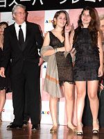 左からリチャード・ギア、友人のローラ、義理の娘ハンナ