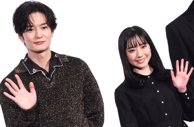 『果てしなきスカーレット』舞台あいさつに登壇した岡田将生と芦田愛菜